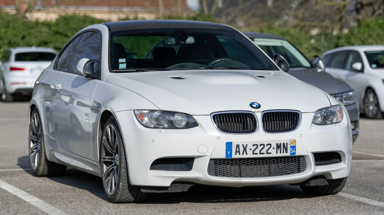 Белый BMW E92 M3 припаркован на общественной парковке.
