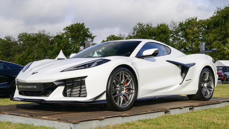 На витрине белый Corvette ZO6.