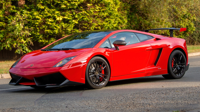 Красный Lamborghini Gallardo Superleggera ехал по дороге.