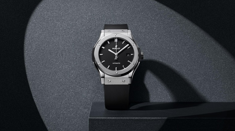 Изображение Hublot Classic Fusion на подставке с тенями.