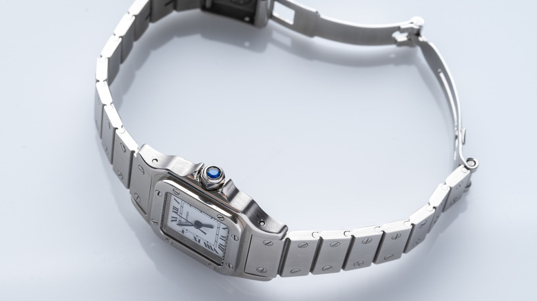 Вид сбоку на Cartier Santos de Cartier Medium.