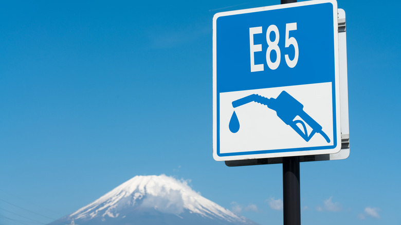 Знак топлива E85 на фоне горы Фудзи.