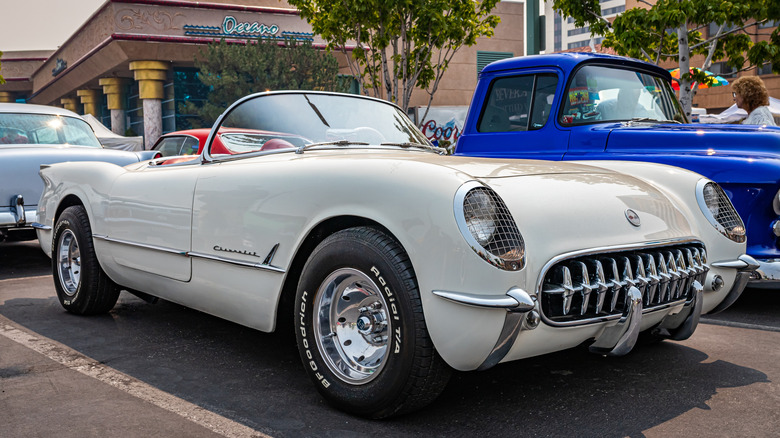 Chevrolet Corvette 1954 года выпуска на автосалоне.