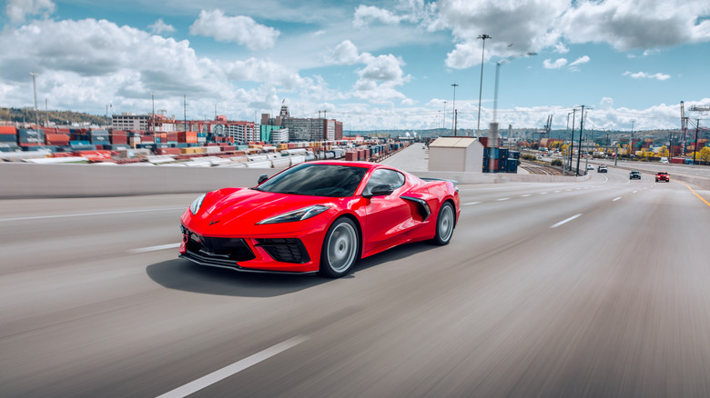 Chevrolet Corvette C8 на шоссе.