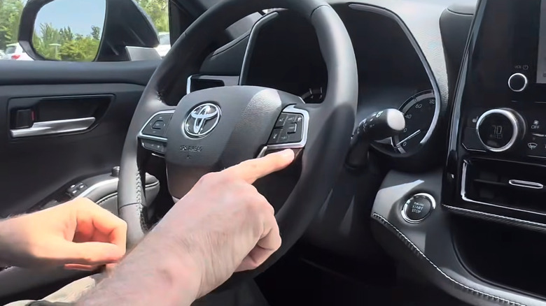 использование кнопок на руле для управления радио на Toyota Grand Highlander