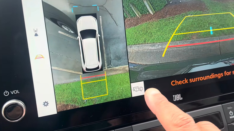 Камера заднего вида Toyota Grand Highlander включает кнопку омывателя