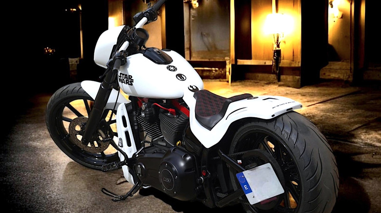 Harley-Davidson в стиле «Звездных войн» припаркован в переулке