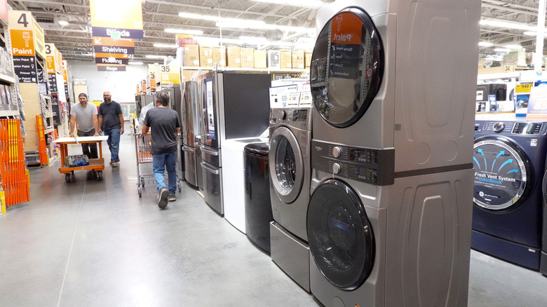 Отдел бытовой техники в магазине Home Depot