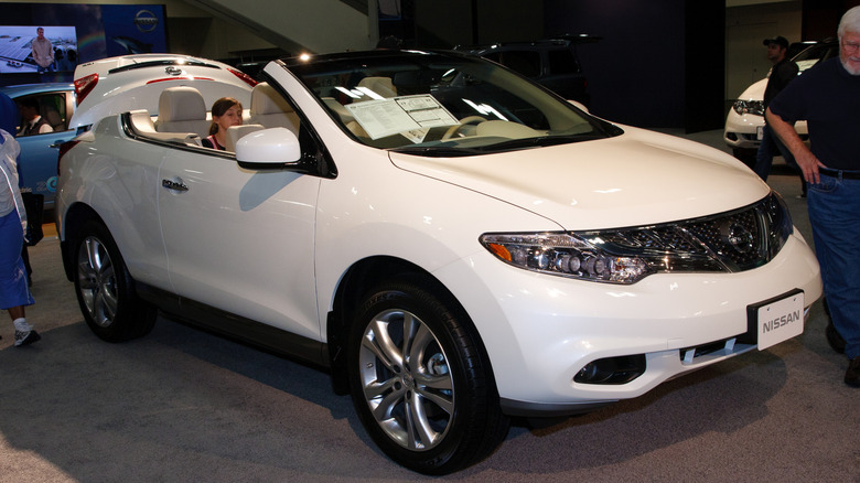 Белый Nissan Murano CrossCabriolet на автосалоне