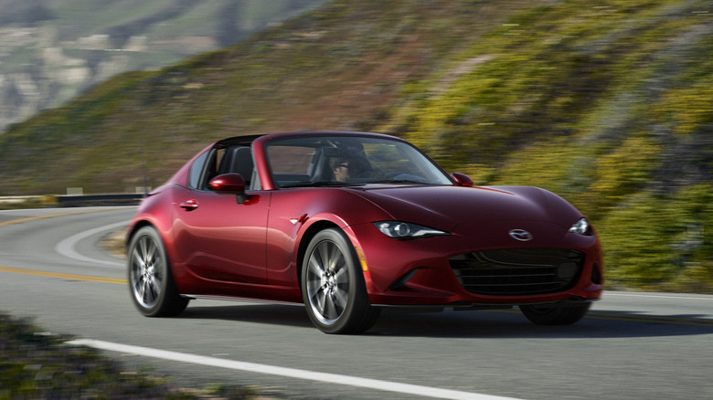 Красная Mazda MX-5 Miata 2026 года на извилистой дороге