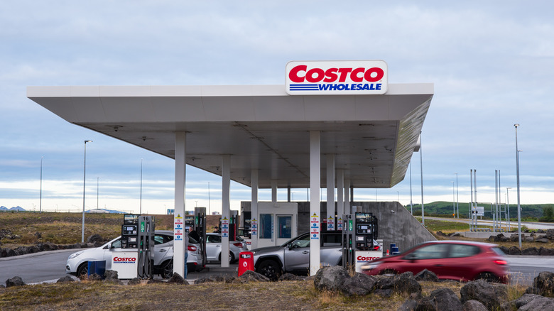 Сельская заправочная станция Costco, на которой заправляется несколько автомобилей.