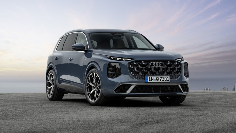 Новый Audi Q7 2026 года припаркован
