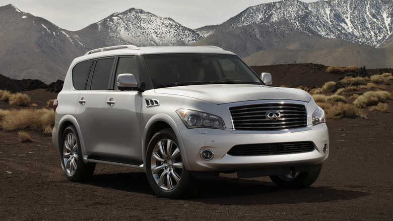 Припаркованный белый Infiniti QX56 2011 года выпуска.