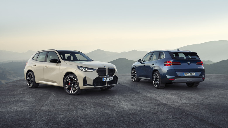 Два BMW X3 2025 года припаркованы рядом