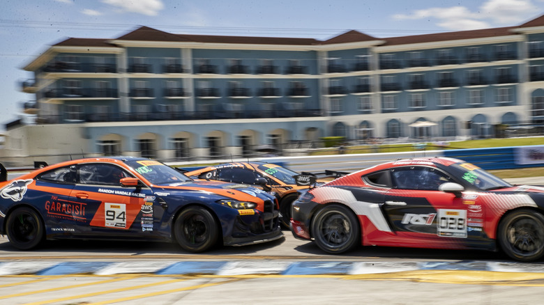 Гоночные автомобили на гоночной трассе Sebring International Raceway во Флориде, месте вдохновения для GTA 6.