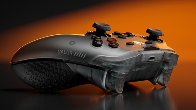 Изображение игрового контроллера Scuf Valor на оранжево-черном фоне.