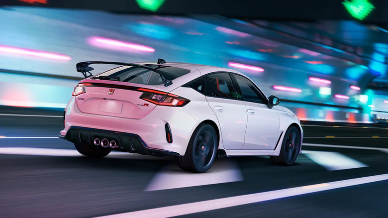 Белый Honda Civic Type R 2026 года проезжает по городской трассе