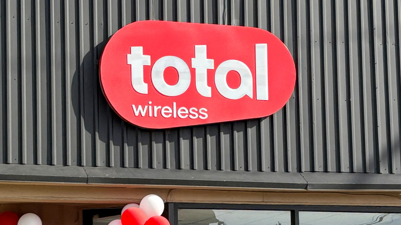 Логотип Total Wireless на стене