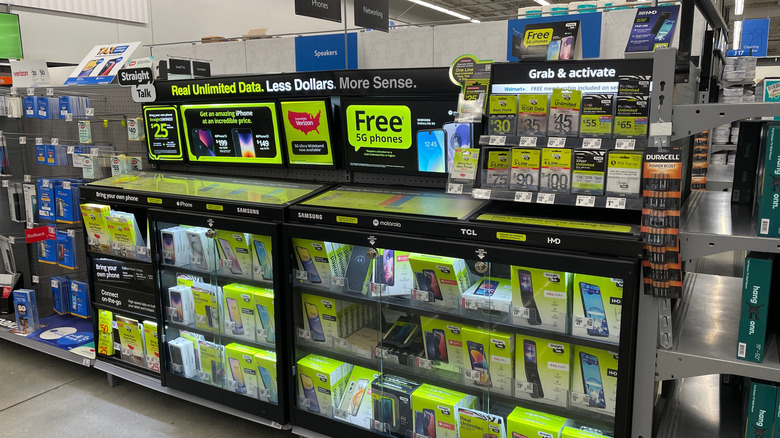 Секция дисплея Straight Talk Wireless в магазине Walmart