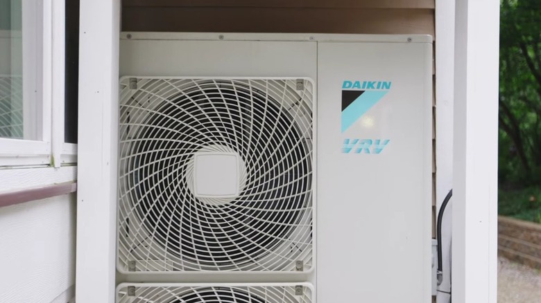 Блок Daikin VRV Life, установленный на открытом воздухе.