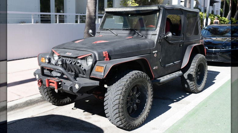 Jeep Wrangler припаркован на городской улице.