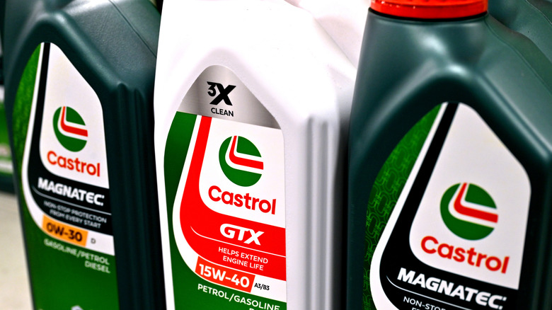 Бутылки трех разных моторных масел Castrol на полке