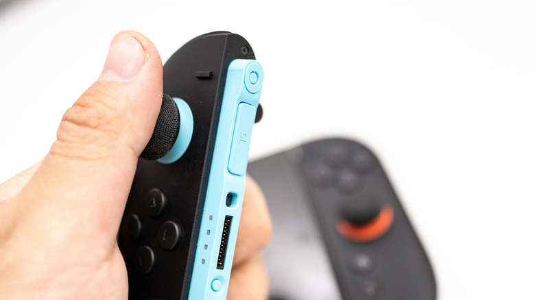 Крупный план черно-синего контроллера Joy-Con для Nintendo Switch 2.