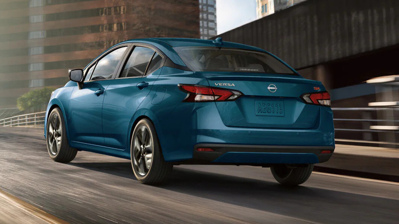 Nissan Versa 2025 года едет по городской улице