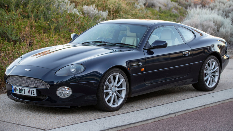 Припаркованный синий Aston Martin DB7 V12 Vantage.