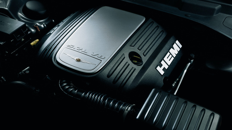 Вид сверху на 5,7-литровый HEMI V8 под капотом Chrysler 300C.