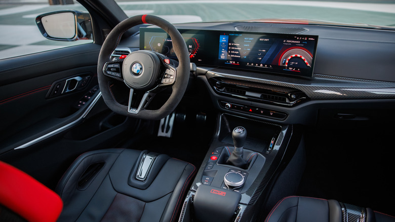 Крупным планом интерьер BMW M3 CS Handschalter 2027 года.