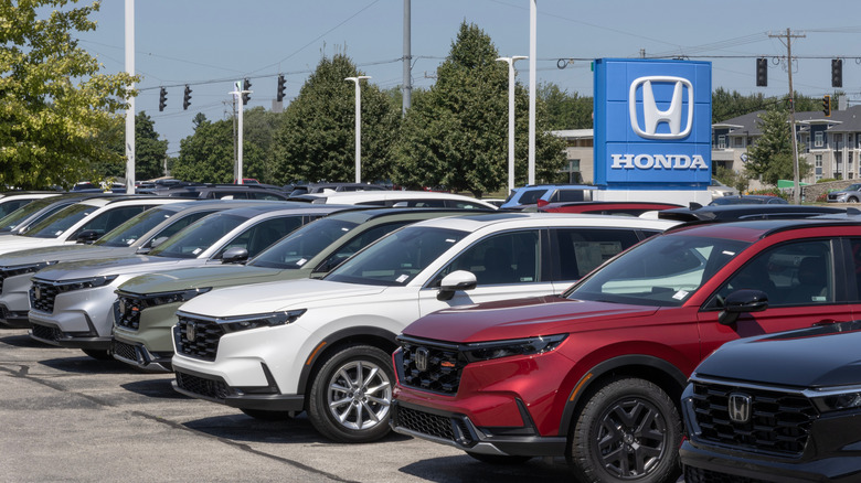 Очередь автомобилей Honda CR-V припаркована на стоянке у дилерского центра Honda.