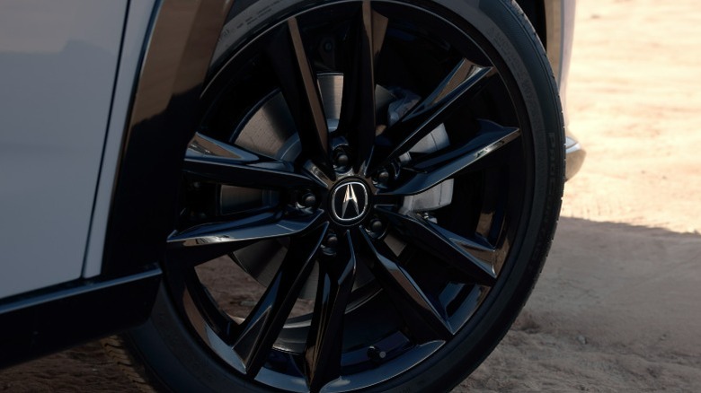 Логотип Acura на черном колесе Acura ADX крупным планом.
