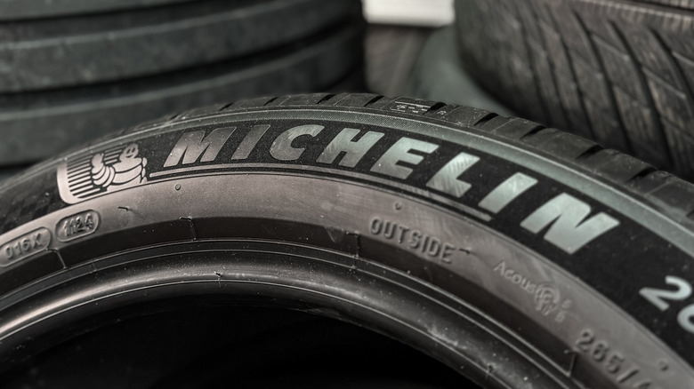 Стопки шин Michelin на земле.