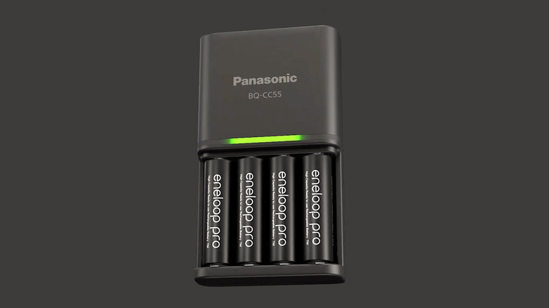 Аккумуляторные батареи Eneloop в зарядном устройстве Panasonic