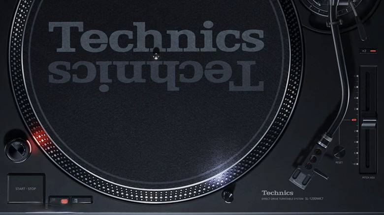 Логотип Technics на черном проигрывателе