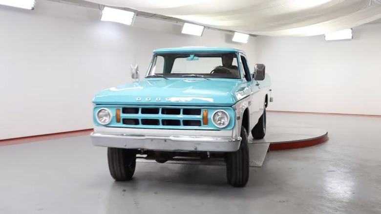 Голубой и белый пикап Dodge W200 Power Wagon 3/4 тонны 1969 года выпуска, припаркованный на складе.
