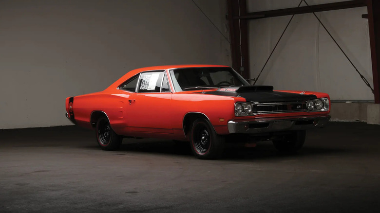 Оранжево-черный Dodge Super Bee 1969.5 года выпуска с пакетом Performance A12 в темной комнате.