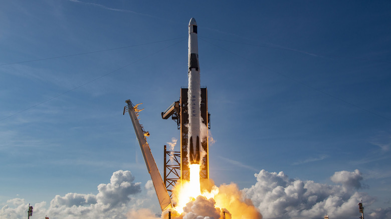 Ракета SpaceX взлетает в чистом голубом небе