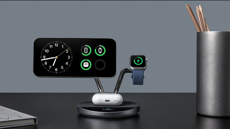 Беспроводная зарядная станция Anker Prime, расположенная на столе