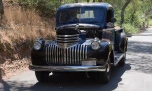 Редкий Chevy 42-го года Стива Маккуина снова ездит после почти двух десятилетий простоя в гараже