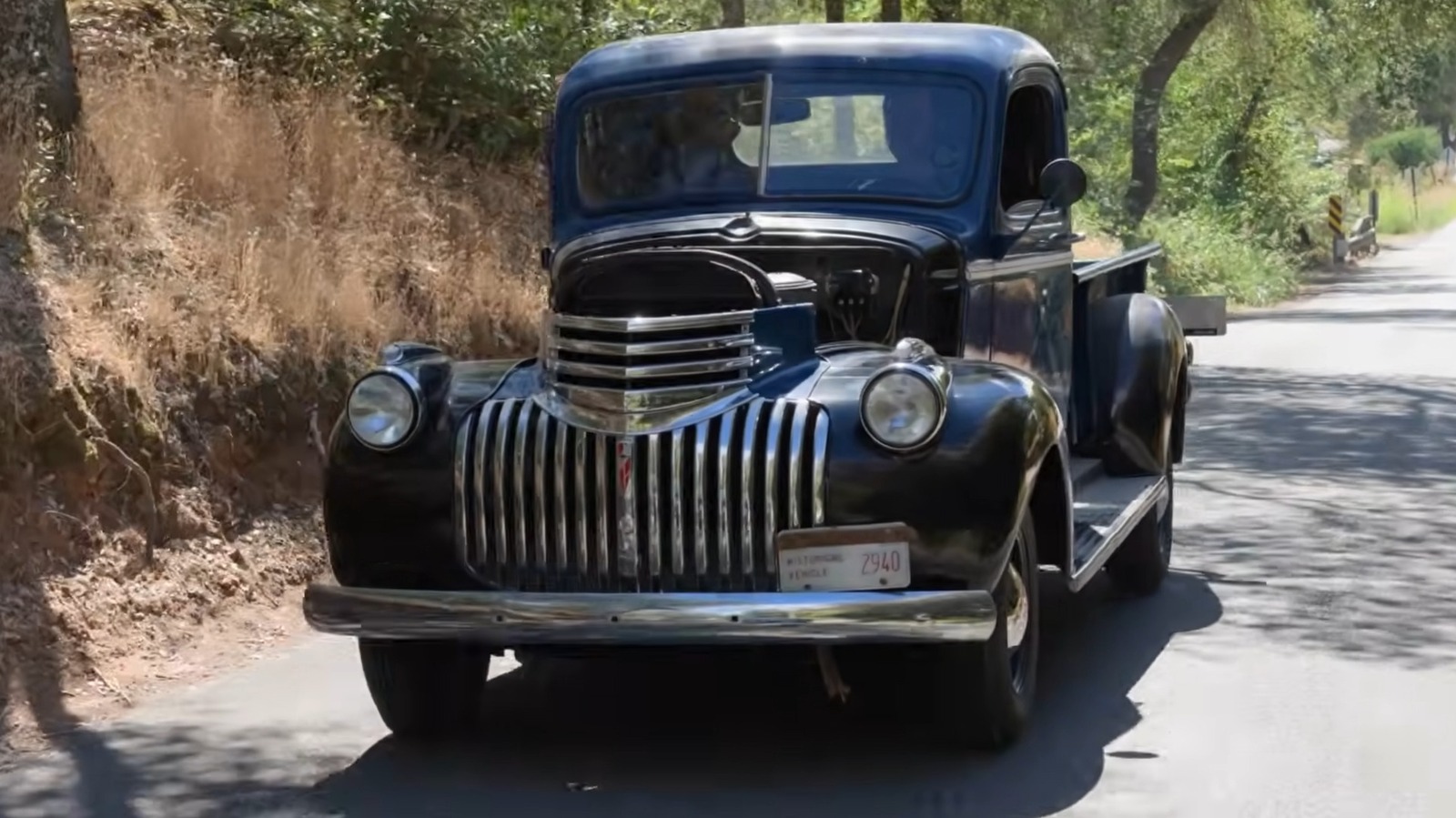 Редкий Chevy 42-го года Стива Маккуина снова ездит после почти двух десятилетий простоя в гараже
