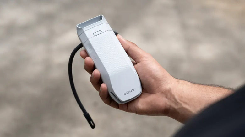 Человек, держащий Sony Reon Pocket Pro Plus