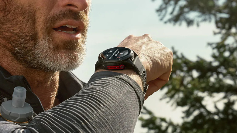Человек говорит в умные часы Garmin Fenix ​​8 Pro
