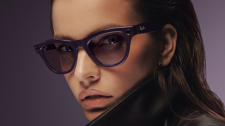 Человек в фиолетовых очках Ray-Ban Meta второго поколения.