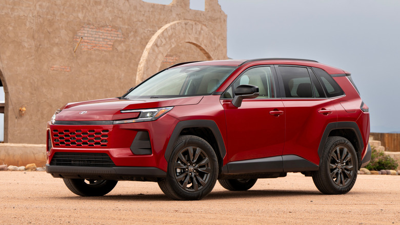 Вид спереди в 3/4 на красную Toyota RAV4 Hybrid 2026 года выпуска.