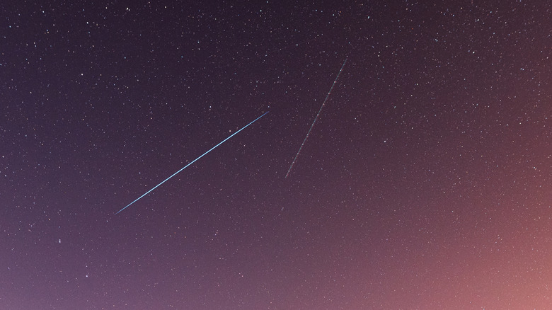 Линия спутников Starlink в небе