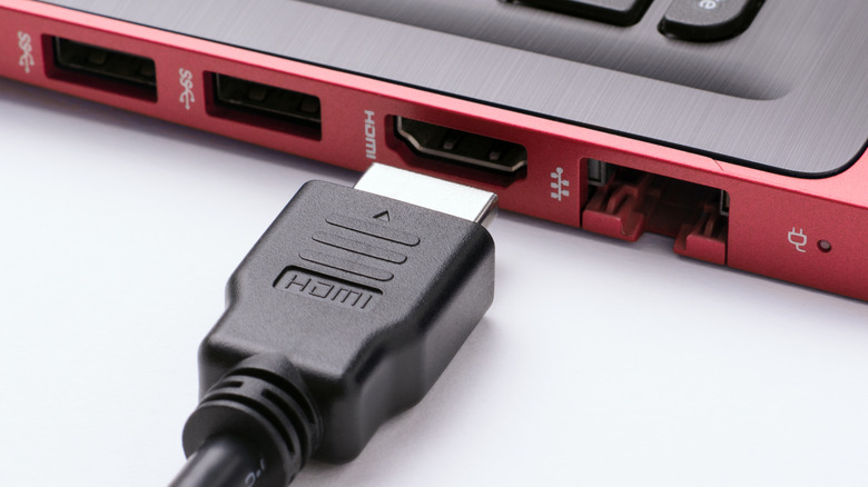 Кабель HDMI подключается к ноутбуку