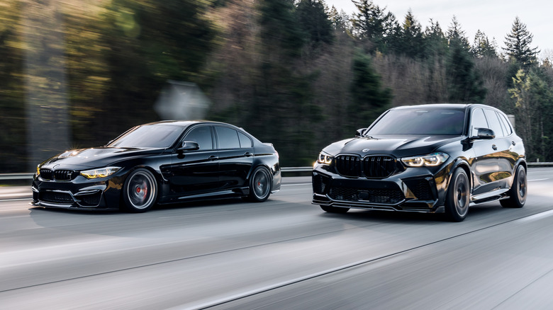 Черный внедорожник BMW X5 ехал рядом с черным BMW M3.