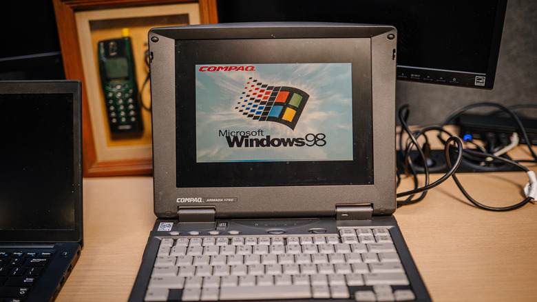 Старый ноутбук Compaq под управлением Windows 98